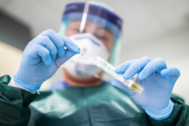 Вакцинированный американский медбрат заразился коронавирусом
