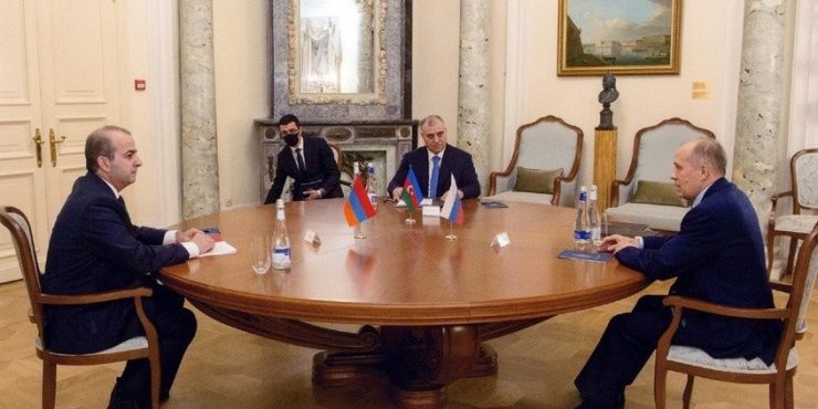 Главы служб безопасности Армении и Азербайджана сели за стол переговоров в Москве