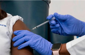 В Приморье начали проводить вакцинацию медицинских работников от коронавируса