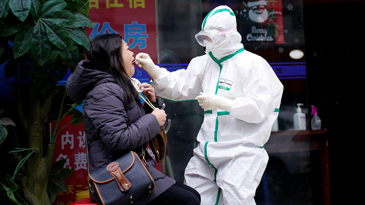 В КНР выявили свыше 100 новых инфицированных коронавирусом