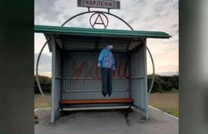 Белорус развесил на остановках чучела милиционеров