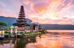 Иностранные гости на Бали отжимаются за нарушение правил