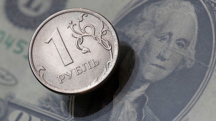 Рубль вырос к евро и доллару