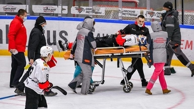 Драка на хоккейном корте: у одного из спортсменов диагностировали сотрясение мозга
