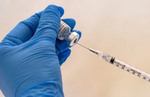 Пациентке в Литве ввели сразу 5 доз вакцины от коронавируса