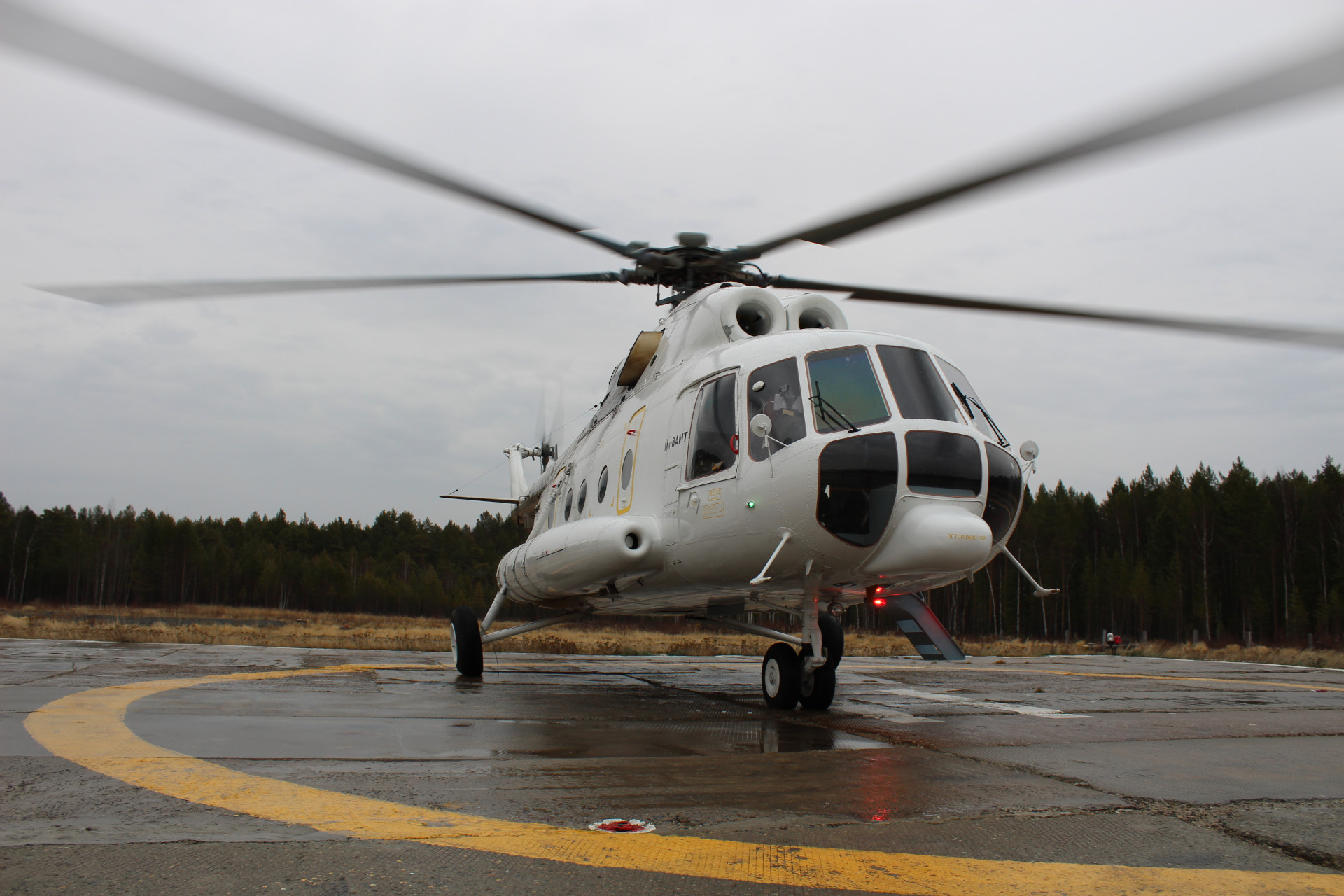 В России вертолет врезался в здание