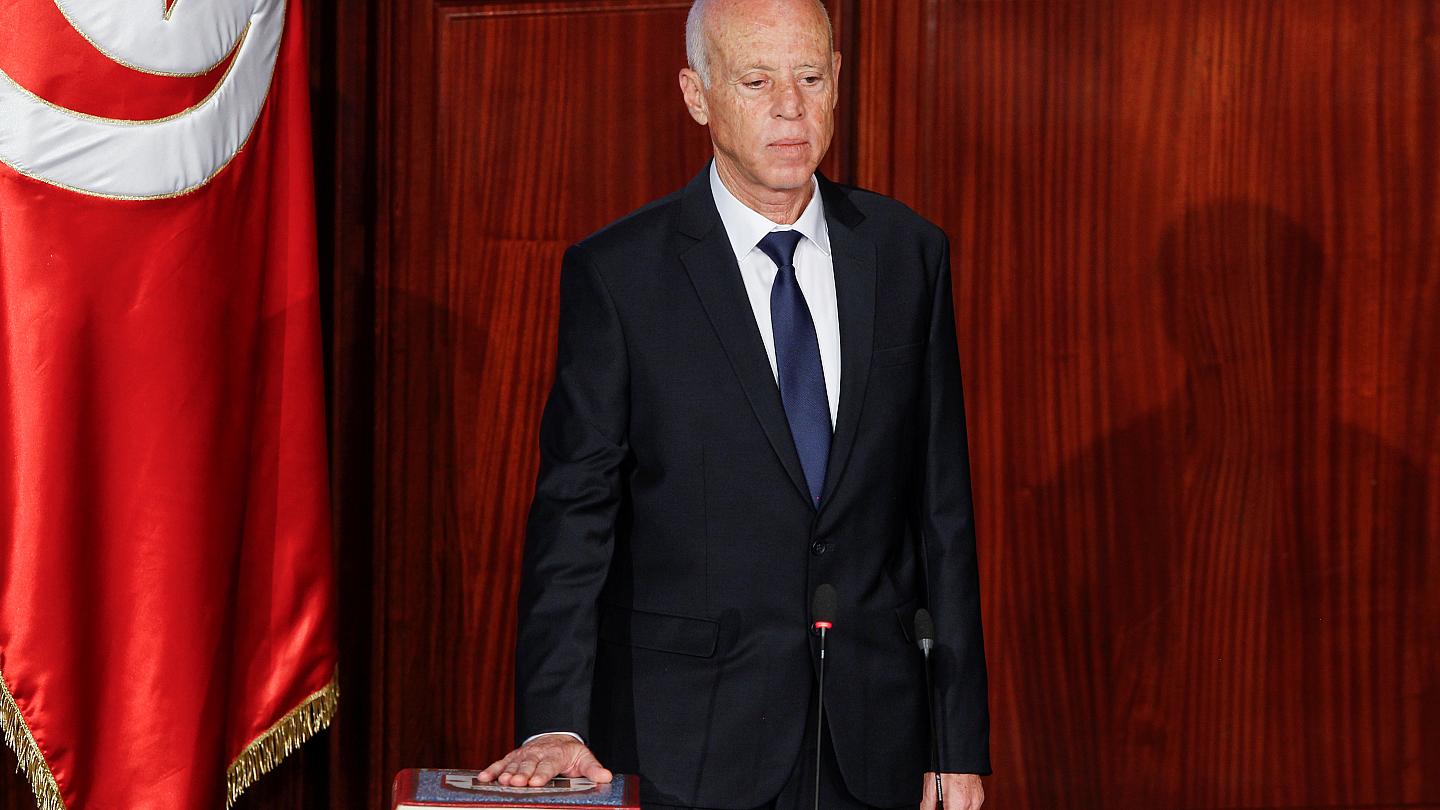 Президент Туниса получил подозрительный конверт