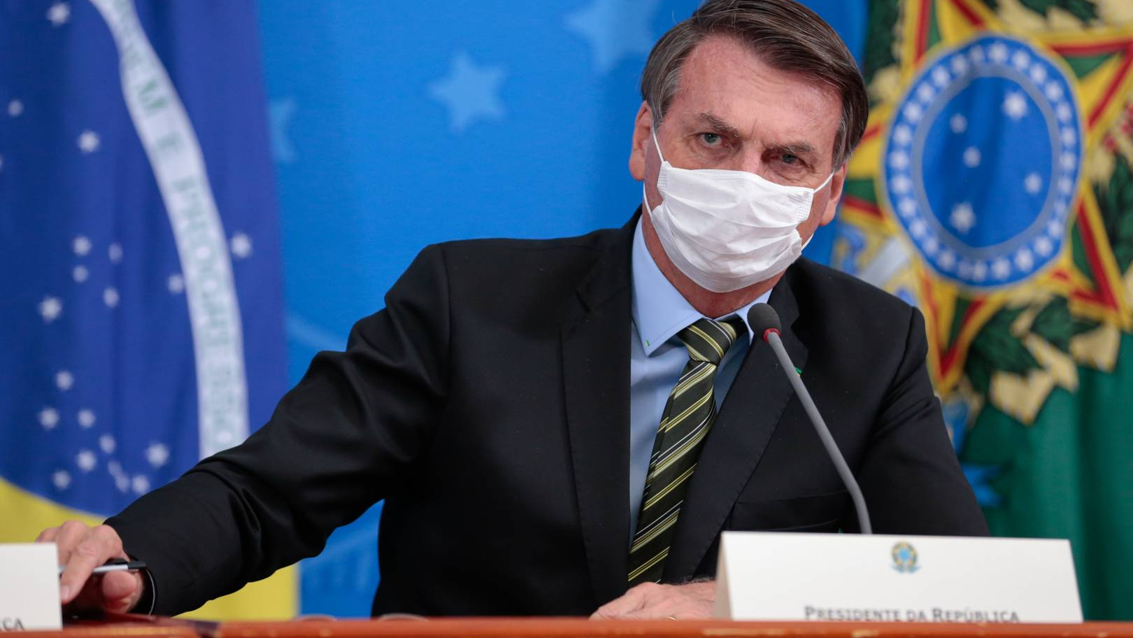 Глава Бразилии объяснил свое нежелание бороться с коронавирусом
