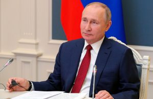 Путин призвал власти слаженно бороться с COVID-19