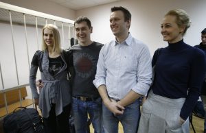 Олега Навального посадили под домашний арест