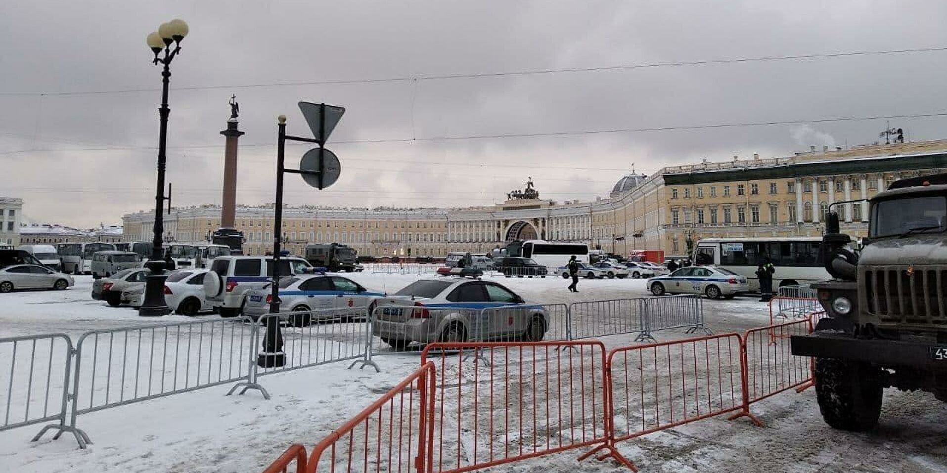 В Санкт-Петербурге перекрыли Дворцовую площадь в связи с проведением незаконных акций протеста