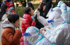 Китайские власти объяснили причины вспышки коронавируса в стране