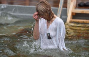 Крещенские купания могут привести к заражению коронавирусом