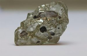 В России нашли драгоценный камень, похожий на метеорит