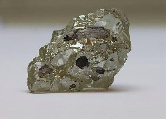 В России нашли драгоценный камень, похожий на метеорит