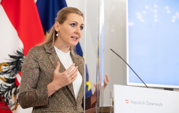 Министр Труда Австрии уволилась поста после обвинения в плагиате