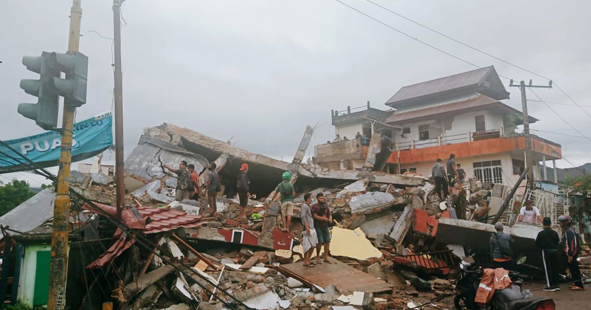 В результате землетрясений в Индонезии пострадало несколько сотен человек