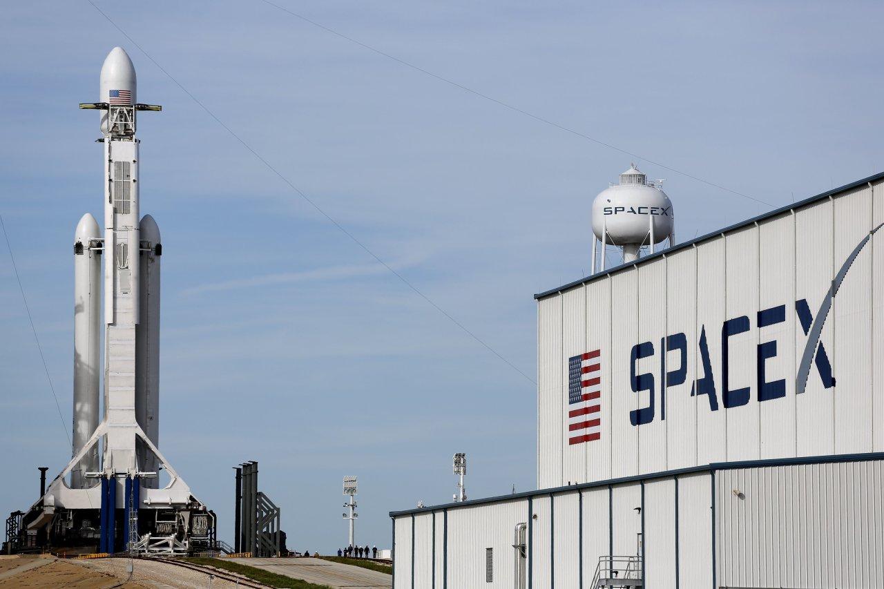 SpaceX отложила запуск ракеты-носителя с более чем 140 спутниками на борту
