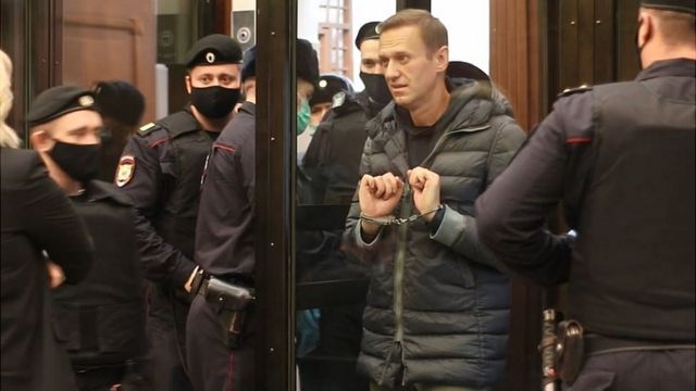 Суд заменил условный срок Навального на 3,5 года колонии