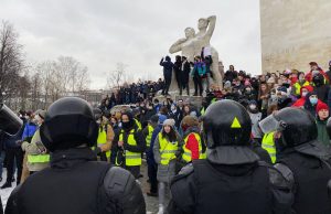 Более 60 журналистов задержали во время митингов