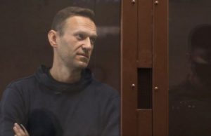 Навального привезли в суд по делу о клевете