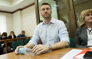 Суд не позволил Навальному проверить подлинность подписей ветерана