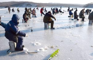 Около сотни рыбаков дрейфовали на отколовшейся льдине на Сахалине