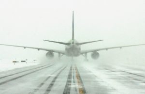 В московских аэропортах отменено или задержано около полусотни рейсов