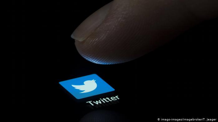 Twitter заблокирует 100 аккаунтов, связанных с Россией