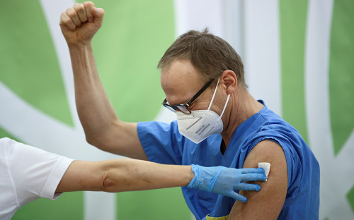 Российскую вакцину в Швейцарии назвали хитом