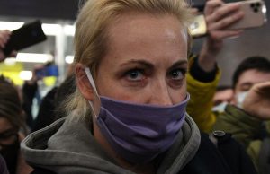 Юлию Навальную выпустили из полицейского отделения