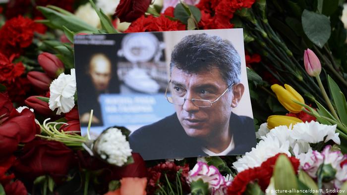 Память Немцова почтили около 500 петербуржцев