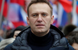 По делу о клевете на ветерана Алексей Навальный доставлен в суд