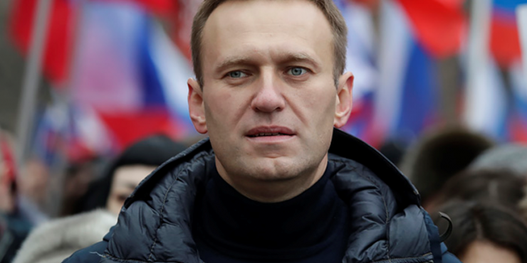 По делу о клевете на ветерана Алексей Навальный доставлен в суд