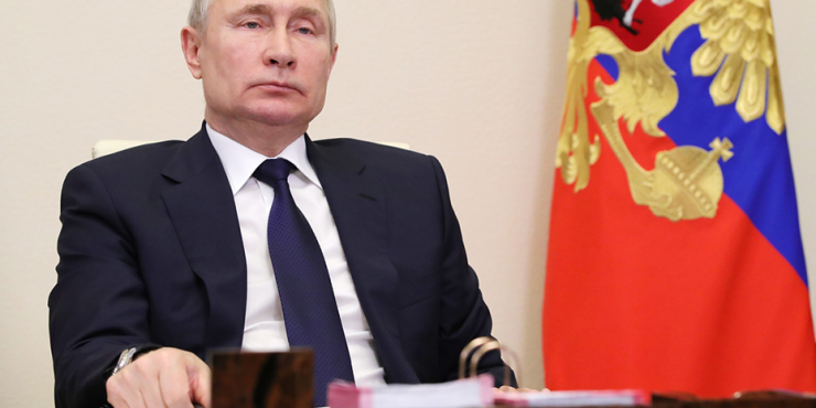 Путин предложил подумать о введении сертификатов на продукты для малоимущих