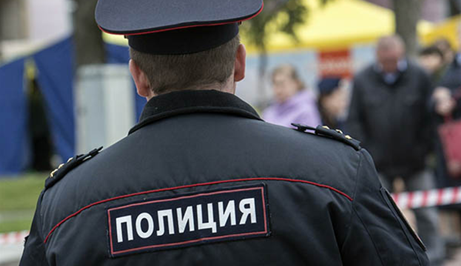 В Красноярске неизвестный бросил фейерверк в машину главы горсовета