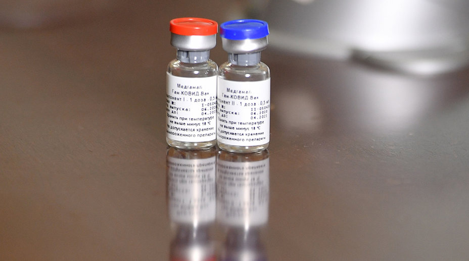 Минздрав снизил предельную отпускную цену на вакцину «Спутник V»