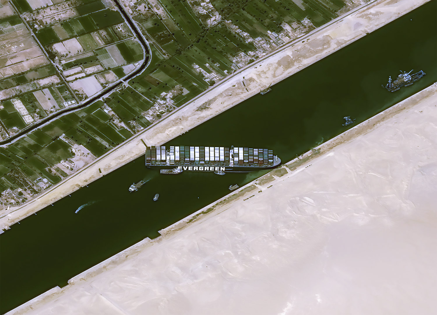 В мире подрожали морские перевозки из-за блокировки Суэцкого канала