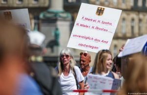 В Праге в ходе протестов против карантина ранили полицейского