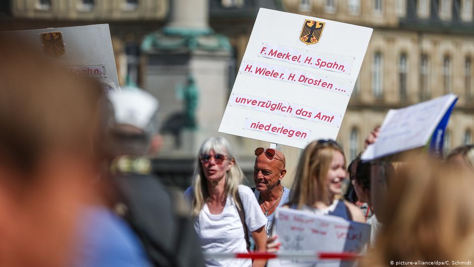 В Праге в ходе протестов против карантина ранили полицейского