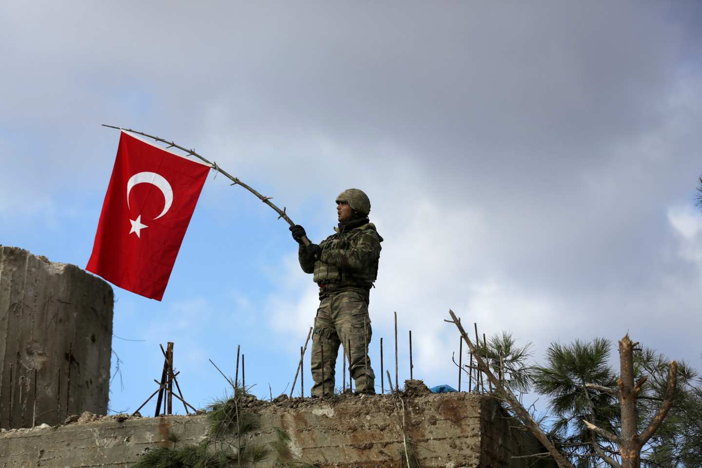В Турции потерпел крушения военный самолет