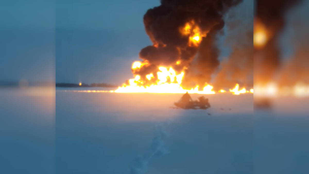 На реке Обь авария на нефтепроводе привела к возгоранию