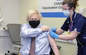 Борис Джонсон сделал вакцинацию препаратом AstraZeneca