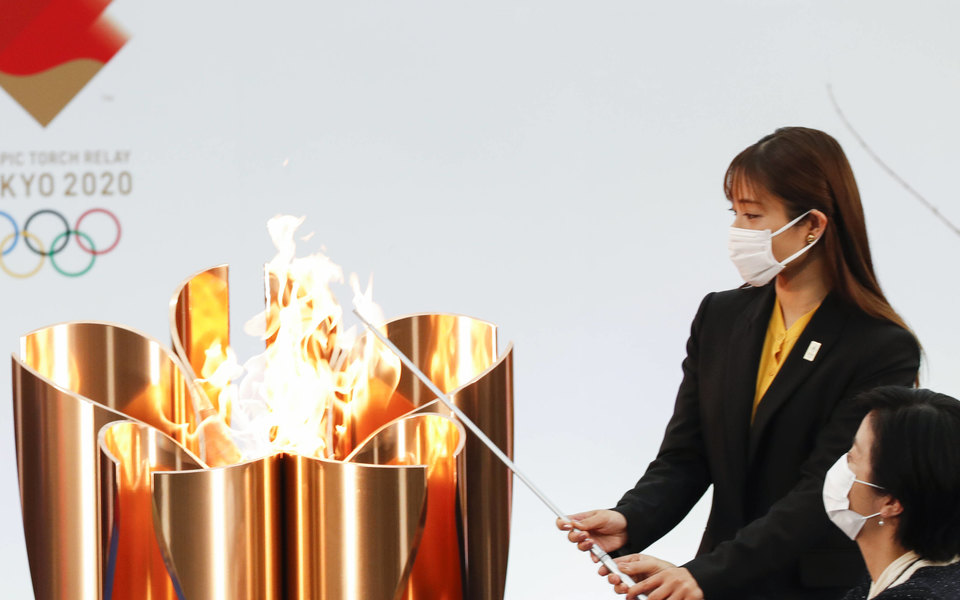 В Японии загорелся Олимпийский огонь