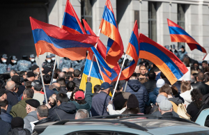 Митинги в Ереване: столкновение сторонников и противников Пашиняна