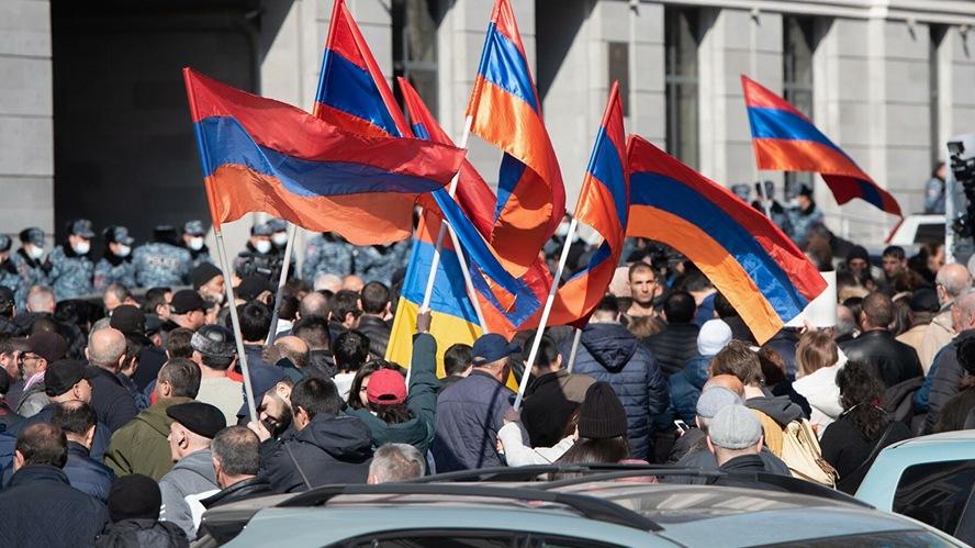 Митинги в Ереване: столкновение сторонников и противников Пашиняна