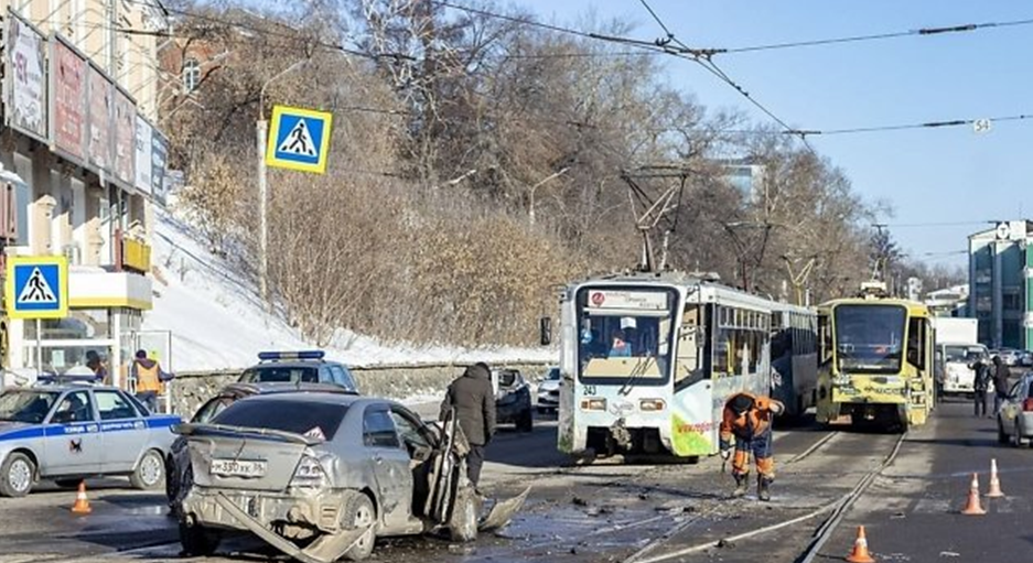 ДТП с трамваем в Иркутстке: есть пострадавшие