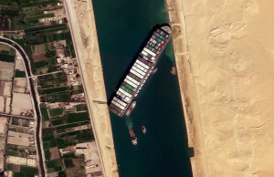 Перекрывшее Суэцкий канал судно сняли с мели