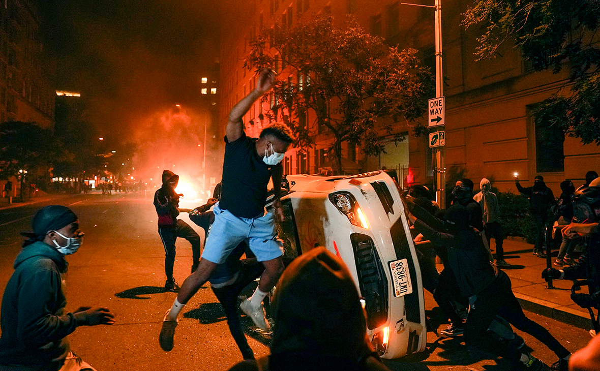 В США начались массовые беспорядки из-за убийства полицией чернокожего