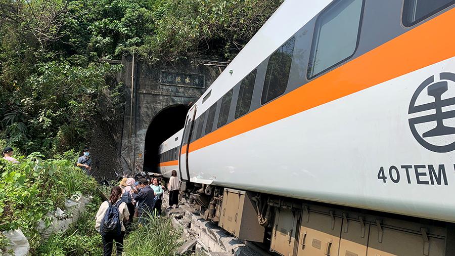 Авария поезда на Тайване: число жертв достигло 36 человек